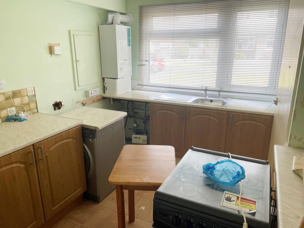 Lot: 19 - END-TERRACE HOUSE IN NEED OF REFURBISHMENT - Kitchen to the front with fitted units